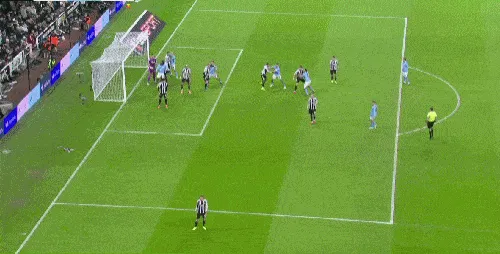 塞梅尼奥禁区脚后跟弹射破门，哈兰德越位干扰球，进球无效