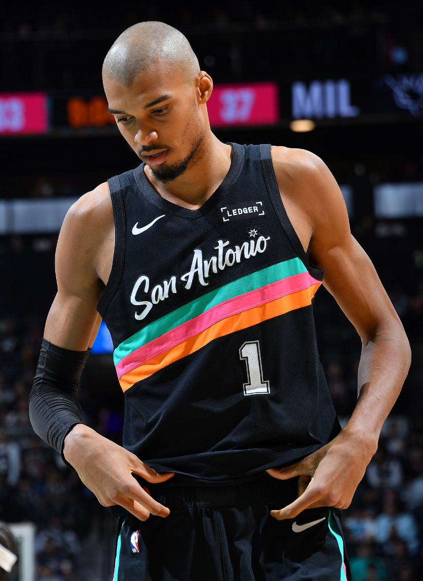 PG模拟器官网-王者归来取大胜！光头文班22+10完压字母 膝盖被撞后5记三分超准